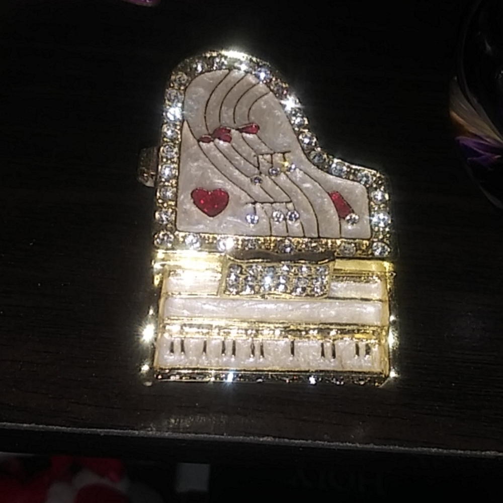 Crystal piano box